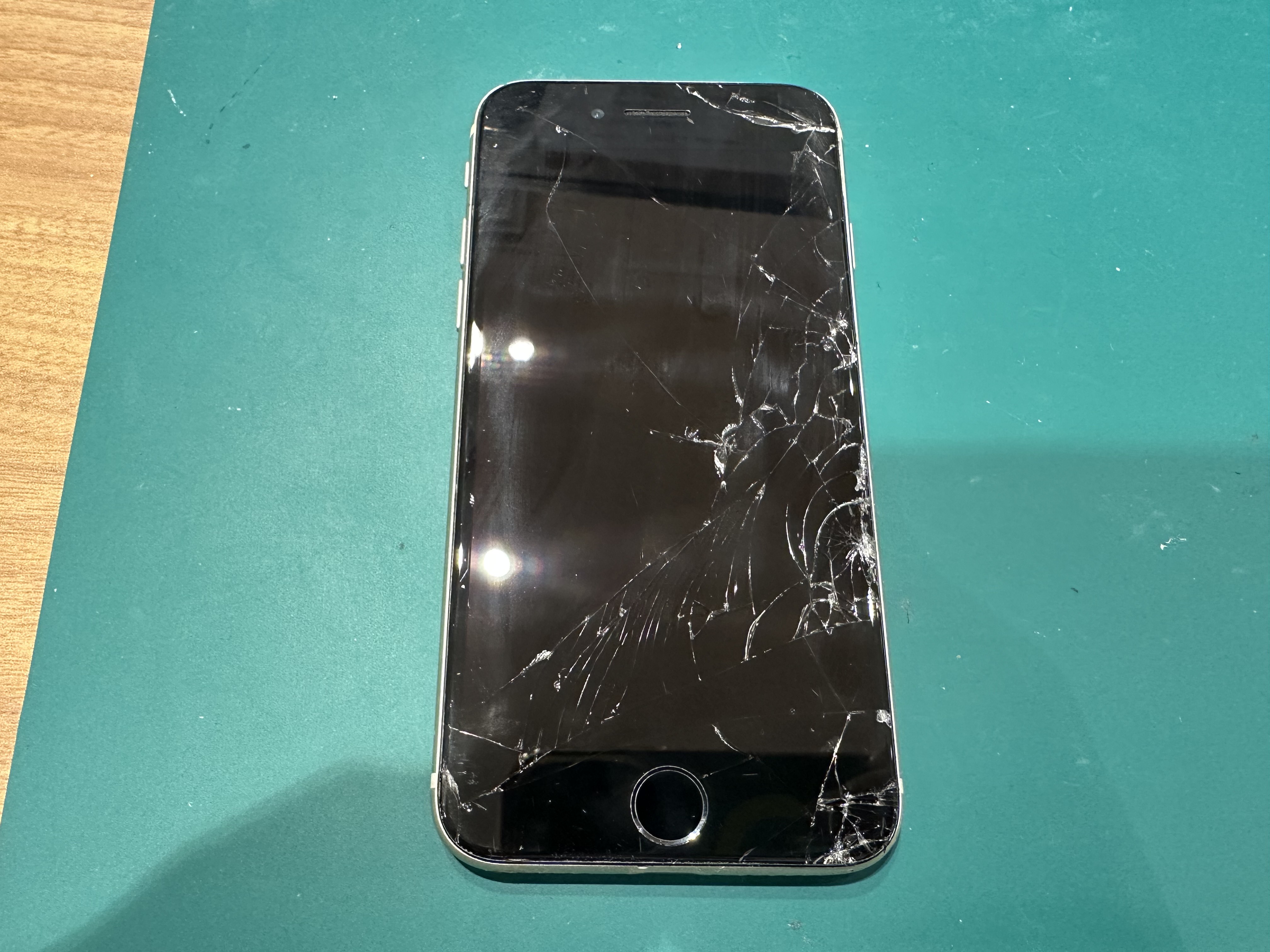 【両国よりご来店】 iPhoneSE3の画面交換修理をご依頼いただきました！